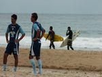 Turatto e Marquinhos treinando e surfistas indo pra água