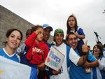 Silas segura plaquinha e torcedor mirim para foto