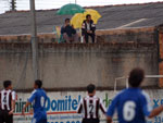 Torcida do Vendaval, no camarote, acionou a cobertura pela chuva fina