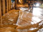 Uma casa e parte de uma rua ficaram alagadas ap�s uma tubula��o de �gua, que abastece o bairro Floresta, romper na noite de ter�a