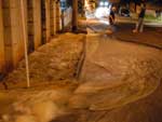Uma casa e parte de uma rua ficaram alagadas ap�s uma tubula��o de �gua, que abastece o bairro Floresta, romper na noite de ter�a
