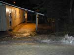 Uma casa e parte de uma rua ficaram alagadas ap�s uma tubula��o de �gua, que abastece o bairro Floresta, romper na noite de ter�a