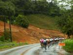 Na primeira etapa, os ciclistas passam pela marca da catstrofe de novembro de 2008