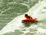 Neymara Carvalho indo pra direita da praia do Estaleirinho