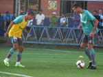 Isael duela com o zagueiro Rver durante o treino desta tarde