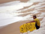 O venezuelano Angelo Freda entrou num mar cavernoso e levou uma vaca. Saiu, respirou e voltou pro mar