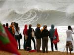 Surfistas e pblico observando as grandes ondas desta quinta-feira