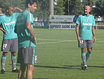 Os atacantes Jonas (E) e Alex Mineiro (D) brigam por uma das vagas no ataque titular