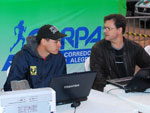 Equipe da organizao da Maratona conferindo os tempos dos atletas