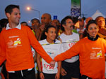 Turma da organizao da Maratona alinha os atletas para a largada