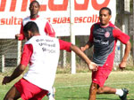 Na manh desta segunda-feira, o Inter fez o ltimo treino no Estdio Beira-Rio, antes da viagem para Recife. Na foto, Marinho (costas)  carcado por Rosinei (C) e Andrezinho acompanha do fundo