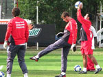 Os goleiros Clemer (E), Michel Alves (C) e Agenor (2, da direita) fazem exerccios com bola