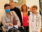 Espanha - Passageira vindo do Mxico desembarca no aeroporto de Barcelona usando uma mscara