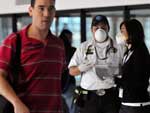 Guatemala - agentes distribuem mscaras no aeroporto internacional La Aurora, na Cidade da Guatemala