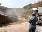 Coria do Sul - Homem faz a limpeza das reas de uma granja em Chuncheon
