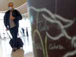 Espanha - Passageiro circula com mscara de proteo pelo aeroporto de Barcelona