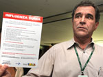 Brasil - O diretor-presidente da Anvisa, Agenor Alvares, mostra panfleto com informaes sobre a gripe suna que ser distribudo em aeroportos do Rio de Janeiro e de So Paulo