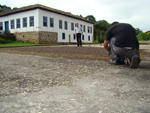 O reprter Sebastio Garcia grava o programa em frente  propriedade da Fazenda Taquara
