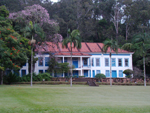 A fachada da Fazenda do Arvoredo chama a ateno pela sua conservao