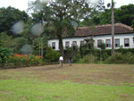 Equipe do programa se dirige  casa sede da Fazenda Cachoeira do Mato Dentro