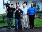 A equipe do programa e o padre da Fazenda Santo Antnio do Paiol