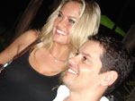 Ellen Roche posa para foto com f