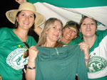 Amigas comemoram a vitria do Verdo no primeiro jogo da final do Catarinense 2009