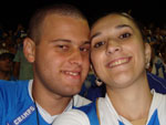 Mayara e o namorado, Wallace, no jogo do Leo