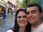 &quot;O bairro Plaka  uma rea da antiga cidade de Atenas, situado na base da Acrpole,  famoso por suas inmeras lojinhas e variados restaurantes&quot; - Flavia e Marcelo 