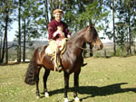 Acompanhada pelo pai, Jonas Augustin, a pequena Lara Giehl Augustin, de 9 meses, faz sua primeira montaria no cavalo Paysandu das Trs Estncias