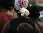 Expedio frica - Mes carregam com os bebs atados nas costas com lenis, em Mali