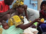 Expedio frica - Mes carregam com os bebs atados nas costas com lenis, em Mali