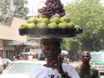 Expedio frica - Em Mali, nada se carrega com os braos se pode ser equilibrado na cabea