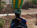 Expedio frica - Em Mali, nada se carrega com os braos se pode ser equilibrado na cabea