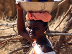 Expedio frica - Em Mali, nada se carrega com os braos se pode ser equilibrado na cabea