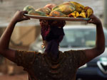 Expedio frica - Em Mali, nada se carrega com os braos se pode ser equilibrado na cabea