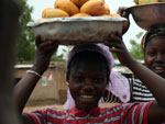 Expedio frica - Em Mali, nada se carrega com os braos se pode ser equilibrado na cabea