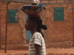 Expedio frica - Em Mali, nada se carrega com os braos se pode ser equilibrado na cabea
