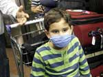 Brasil - Passageiros vindos da Cidade do Mxico usam mscaras, no Aeroporto de Cumbica, em Guarulhos (SP)