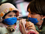 Londres - Me e filha se protegem do risco da gripe suna no aeroporto de Gtawick 