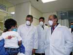 Mxico - Presidente Felipe Caldern visita hospital na Capital Mexicana.