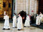 Mxico - Padres usam mscaras para celebrar missa na catedral metropolitana da Cidade do Mxico