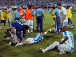 Jogadores do Ava se alongam e descansam antes da prorrogao