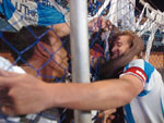 Marquinhos comemora com os torcedores no alambrado