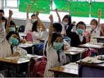 China - Estudantes de uma escola de ensino fundamental de Hong Kong usam mscaras nesta segunda-feira. As autoridades sanitrias da cidade anunciaram no domingo (03) que investigam dez possveis casos de gripe