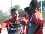 Rosinei apareceu com visual novo no Beira-Rio e foi aplaudido pelas jogadores