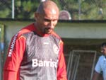 Antes do comeo do coletivo, o capito Guiazu fez aquecimento com a bola