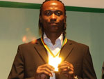 O colorado Klber exibe a medalha de melhor lateral