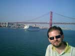 "Zarpando de Lisboa. A 25 de Abril � uma ponte p�nsil que liga a cidade de Lisboa � cidade de Almada, em Portugal"