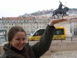 "A est�tua de D. Pedro I fica na Pra�a da Figueira, no centro de Lisboa. Na frente da pra�a tem uma confeitaria com deliciosos past�is de Bel�m"